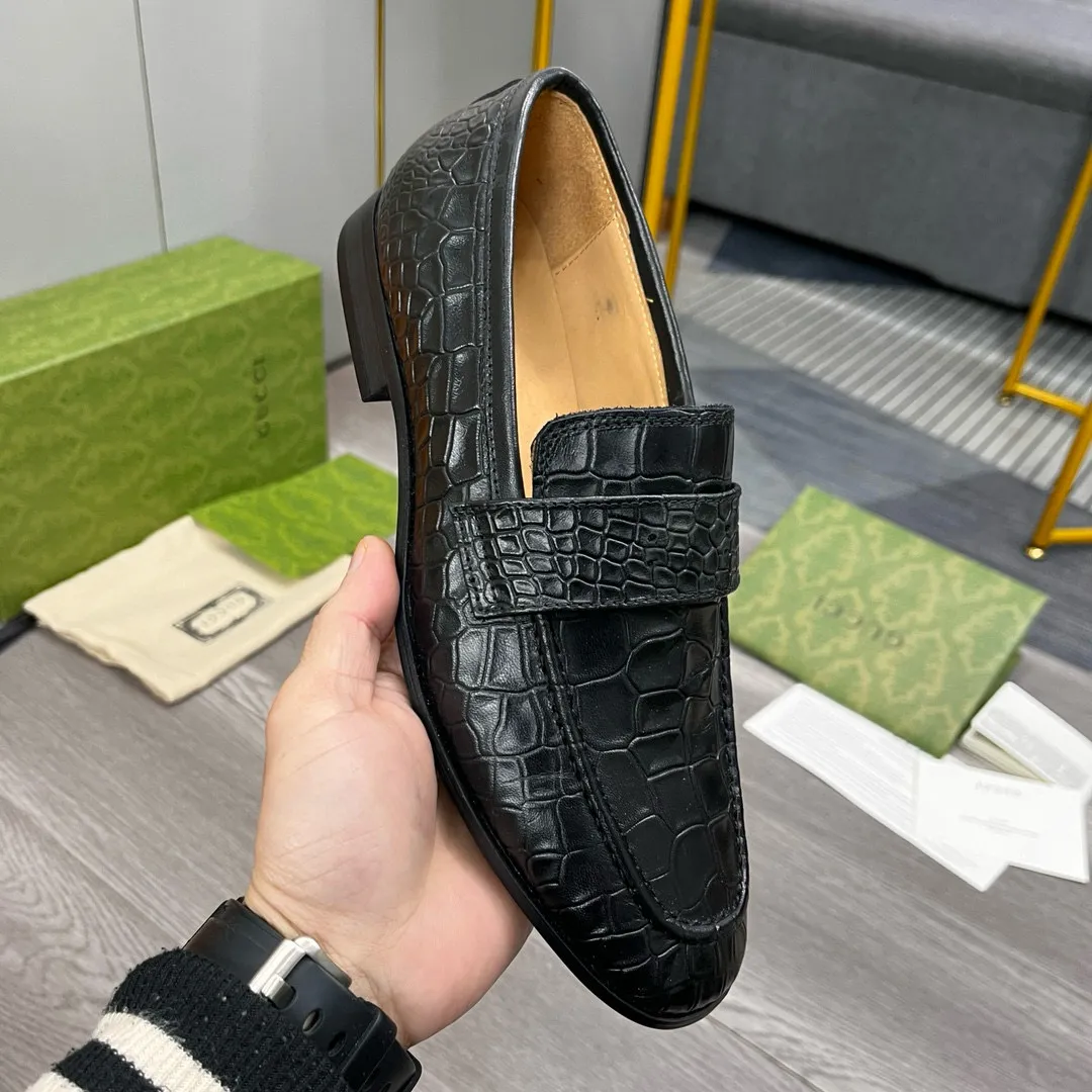 Ex-factory price: 480💰-(Gucci) men’s loafers! Genuine molded horsebit, a classic must-have for your shoe cabinet! The feet are particularly delicate! This Gucci original version is a set last, and we are consistent with the counter! Therefore, it is more comfortable in terms of last shape and comfort! Take it to the counter and compare at will! Good shoes are more than just what they make! But grasp the essence from the inside out! Material: Imported first-layer cowhide! Genuine leather outsole imported from Italy, size: 39-44 (38/45 customized, non-refundable)